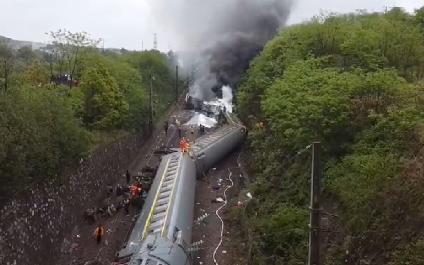 印度火车撞人致37人死亡 列车被焚烧司机遭暴打_国际新闻_环球网