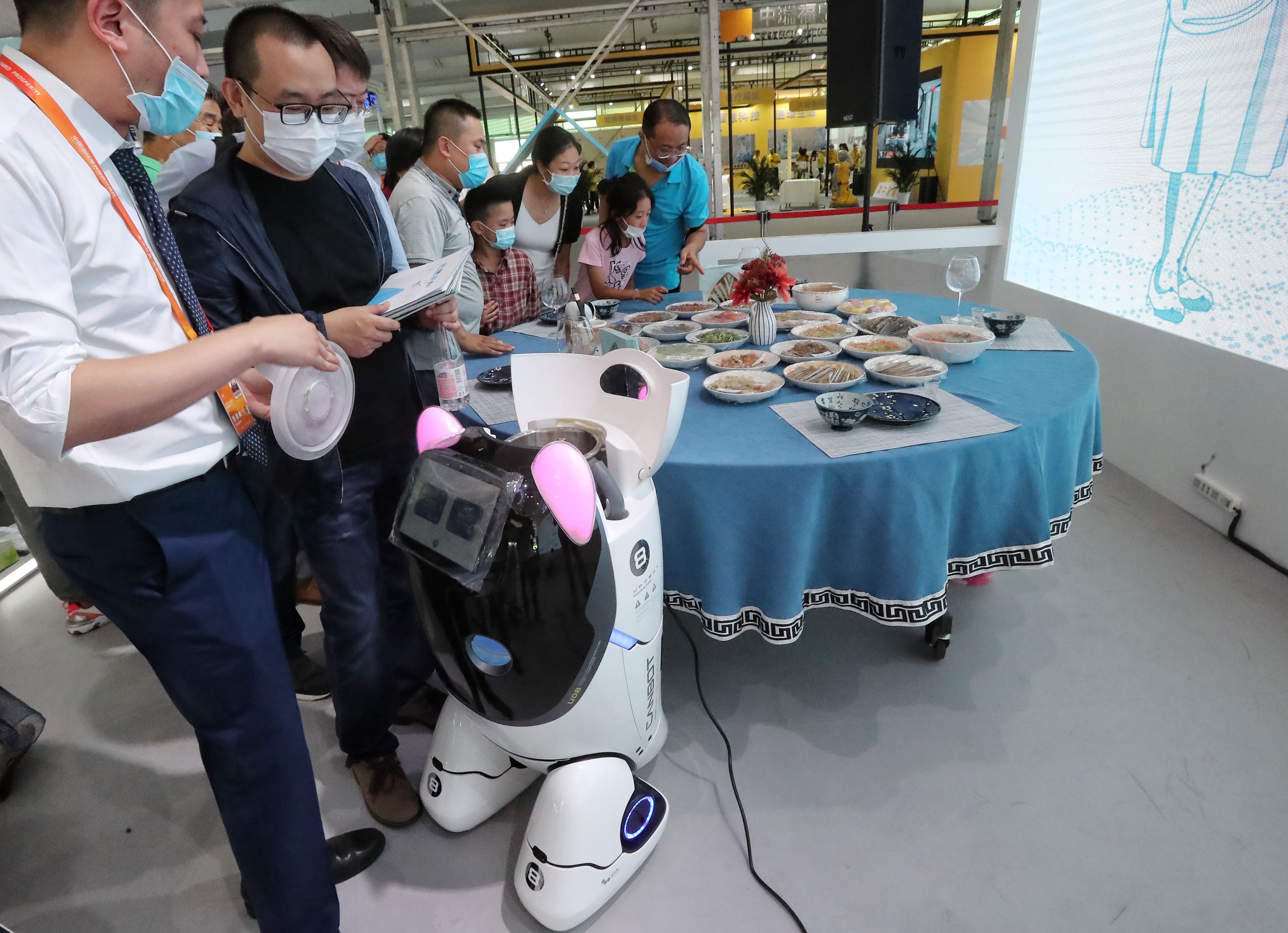 “机器人做菜”时代来临 碧桂园推出系统化机器人餐厅-36氪